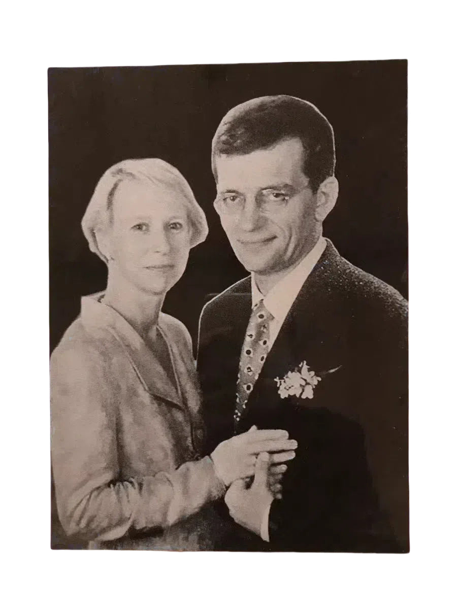 Custom Stone Shadow Portrait – Hand-Pointed Eternal Memories on Black Slate